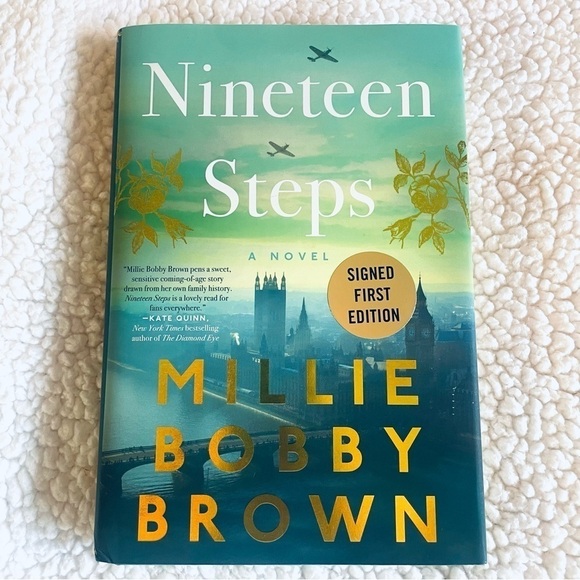 📖 NWT Millie Bobby Brown Signed "Nineteen Steps" - Hardcover with Dust Jacket - Picture 7 of 7